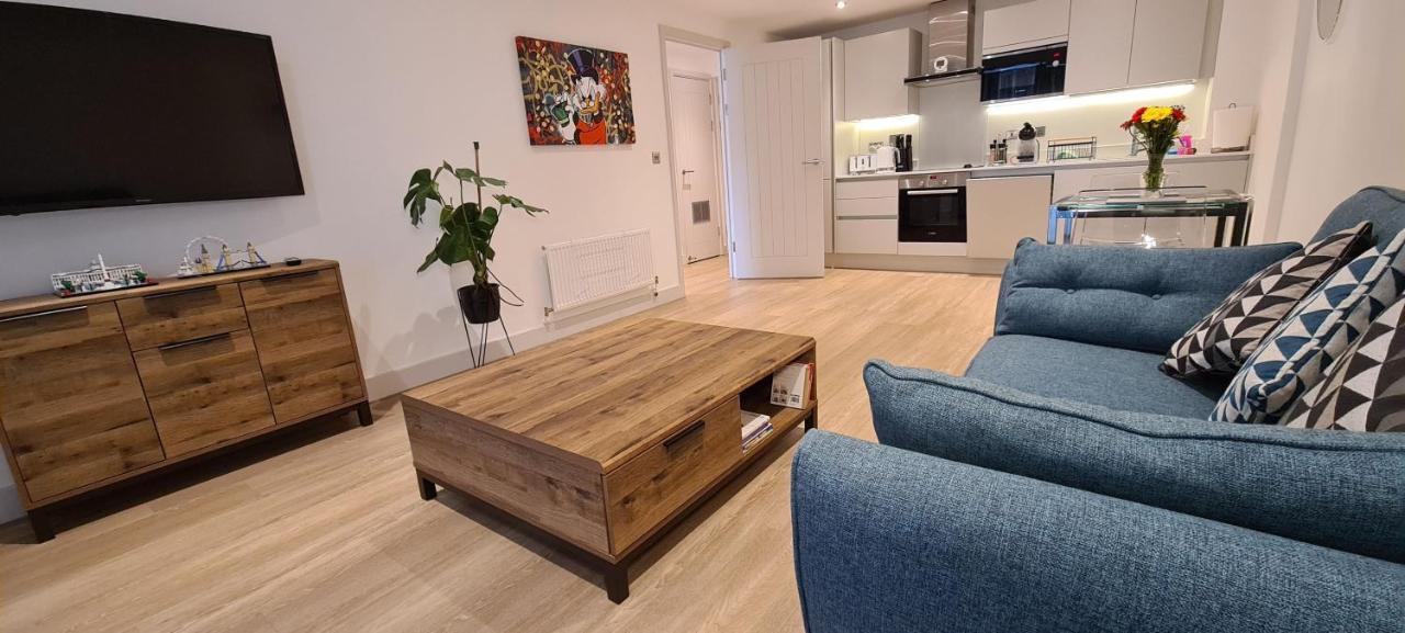 Luxury 1 Bedroom Waterside Apartment In Gloucester Docks Exteriör bild